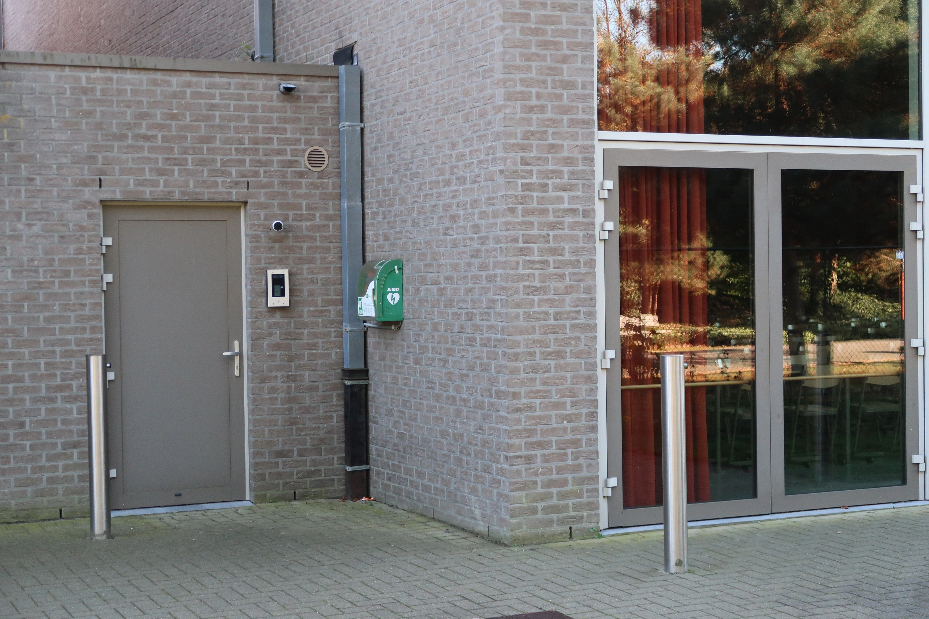 AED In een hoekje aan de rechterkant van de voorgevel van school WICO