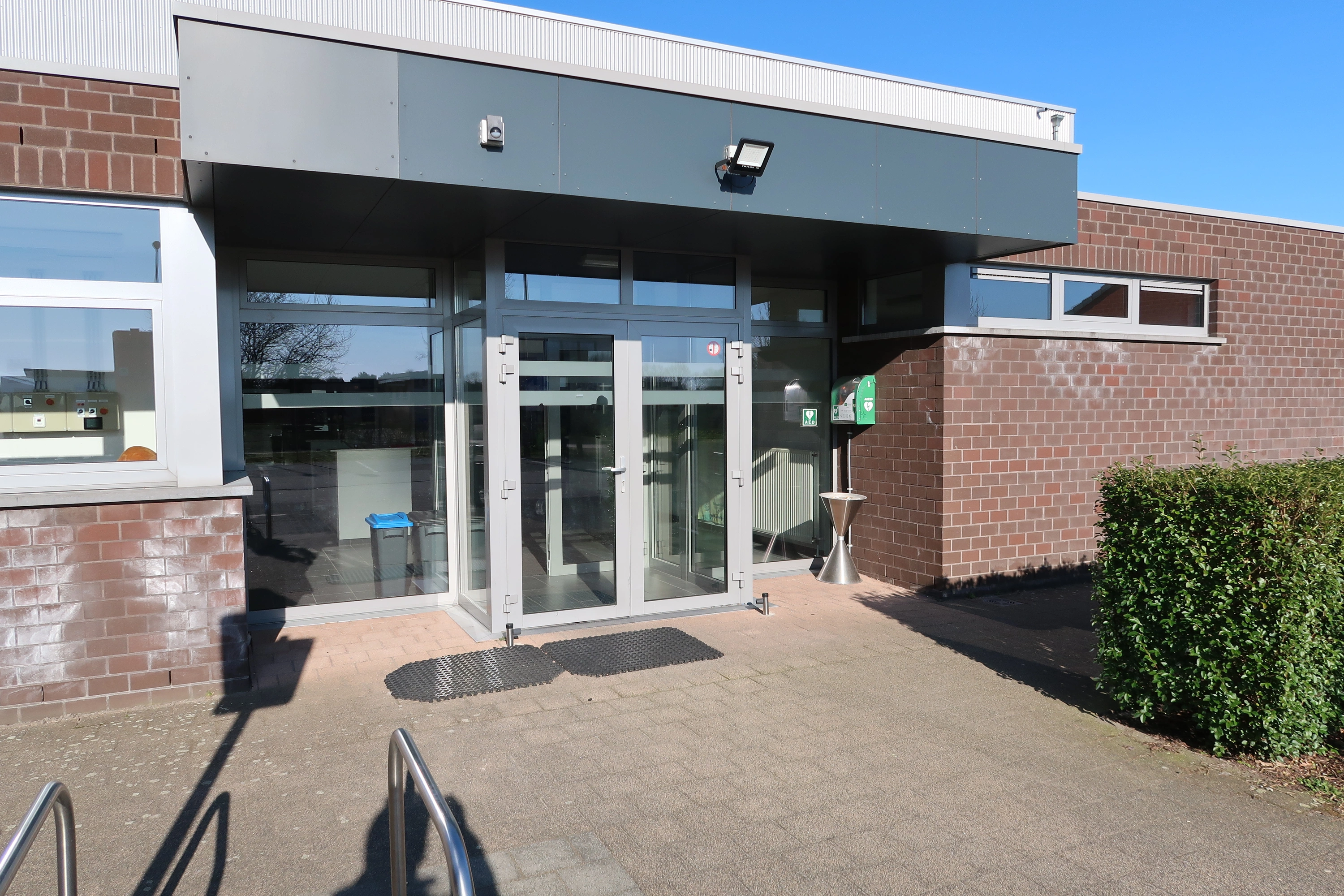 AED Aan de ingang van de sporthal
