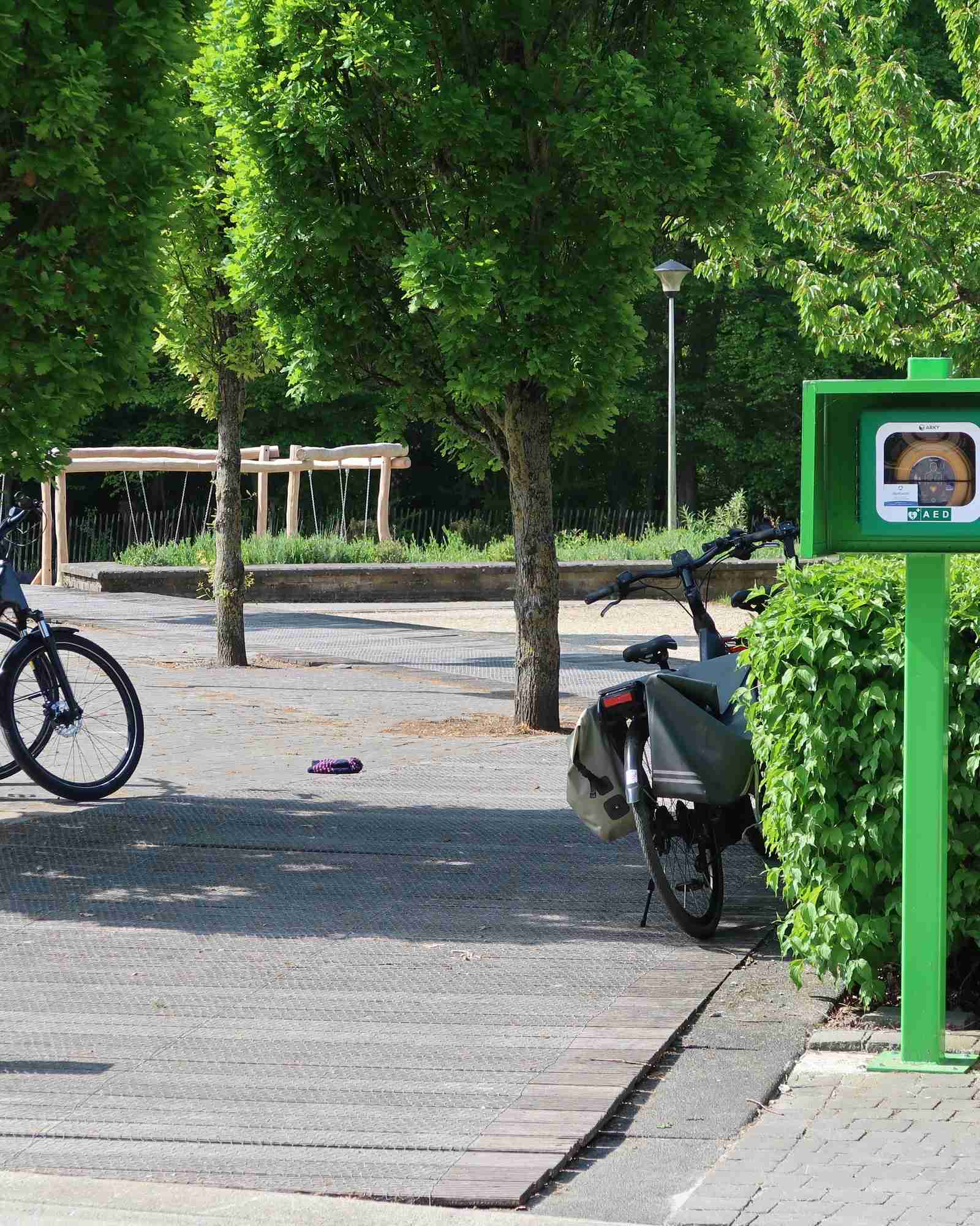 AED Langs de straat tegenover het Martenshof tussen de verharde weg langs het plein en de picknickweide