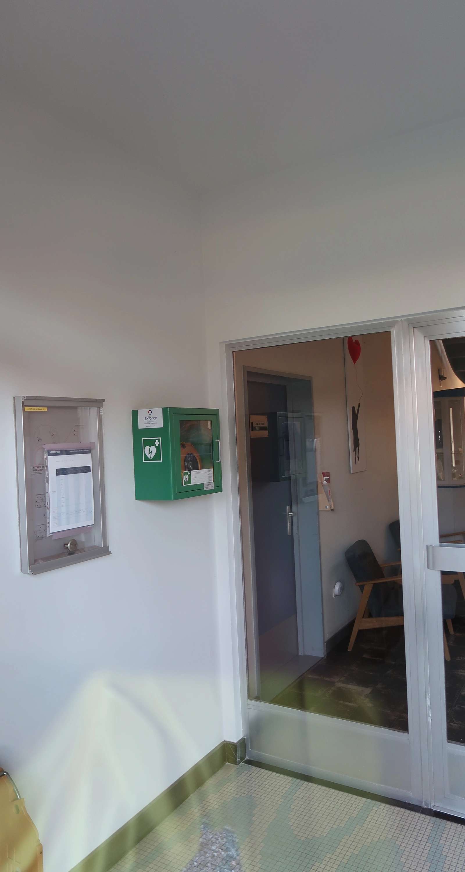 AED Binnen in de hal van het Onthaal van Bethanië