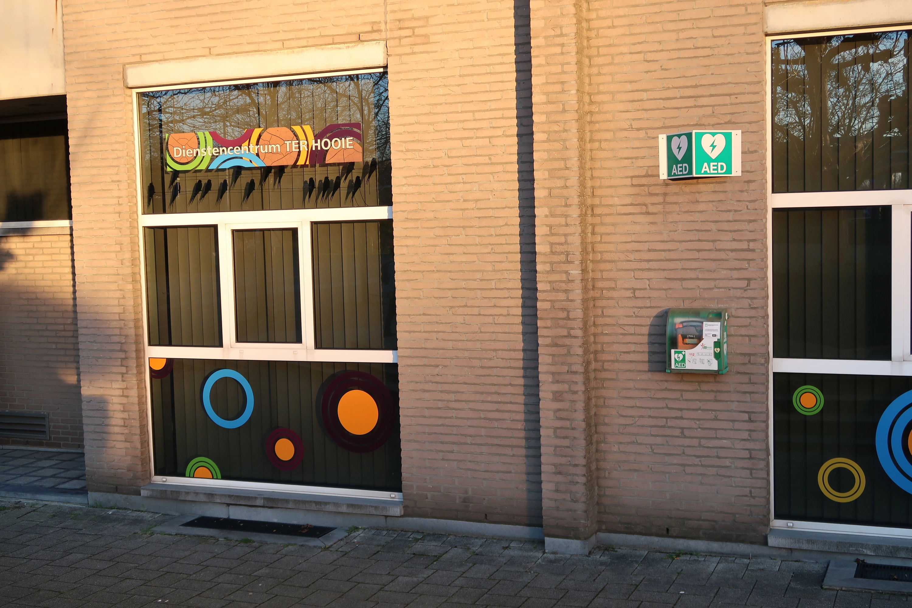 AED Buiten naast de ingang van Dienstencentrum Ter Hooie